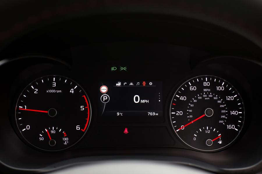Панель приборов Kia Optima GT Line S 2017 года  (UK) (фото 3 из 20)